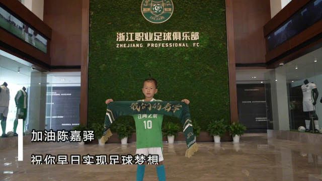 吴东海和吴鑫正在接受膝盖创伤处理的时候，吴奇因为不忍看他们血肉模糊的膝盖，从诊疗室里退了出来。